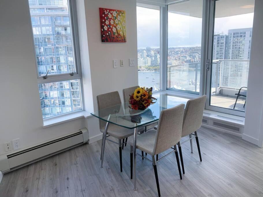 Downtown 3Br/2Ba+Views+Skytrain+Free Parking Daire Vancouver Dış mekan fotoğraf