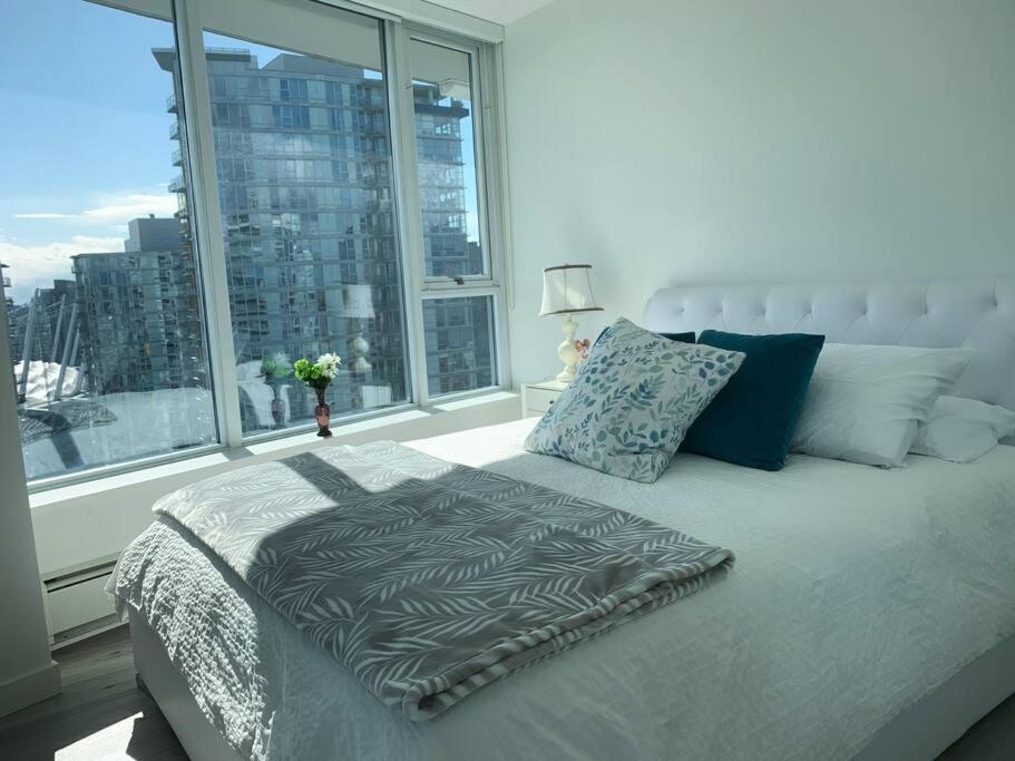 Downtown 3Br/2Ba+Views+Skytrain+Free Parking Daire Vancouver Dış mekan fotoğraf