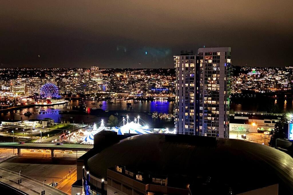 Downtown 3Br/2Ba+Views+Skytrain+Free Parking Daire Vancouver Dış mekan fotoğraf