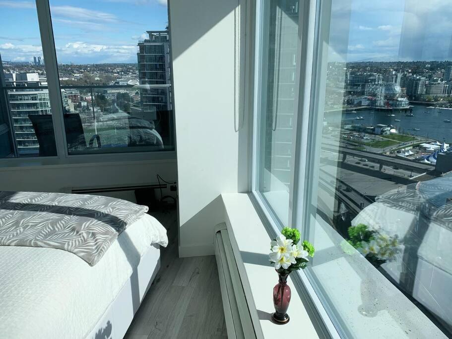 Downtown 3Br/2Ba+Views+Skytrain+Free Parking Daire Vancouver Dış mekan fotoğraf