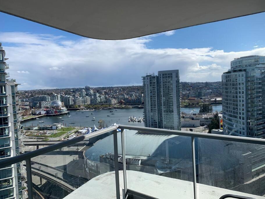 Downtown 3Br/2Ba+Views+Skytrain+Free Parking Daire Vancouver Dış mekan fotoğraf