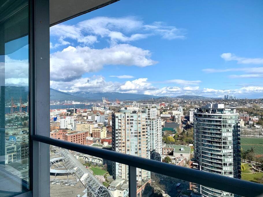 Downtown 3Br/2Ba+Views+Skytrain+Free Parking Daire Vancouver Dış mekan fotoğraf
