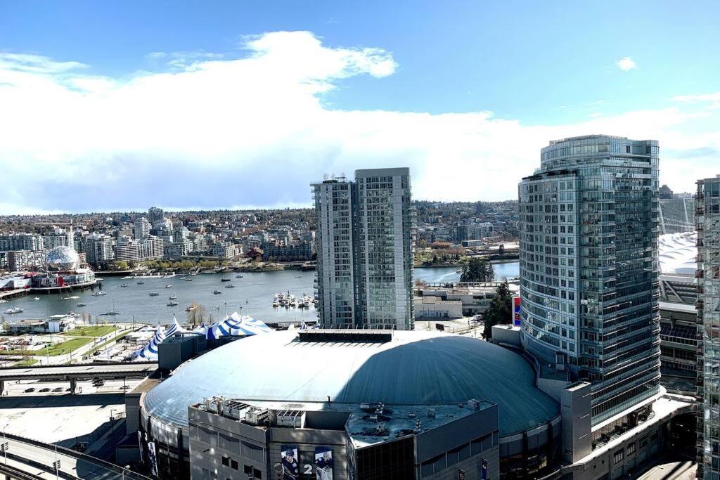 Downtown 3Br/2Ba+Views+Skytrain+Free Parking Daire Vancouver Dış mekan fotoğraf