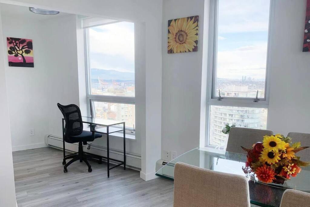 Downtown 3Br/2Ba+Views+Skytrain+Free Parking Daire Vancouver Dış mekan fotoğraf
