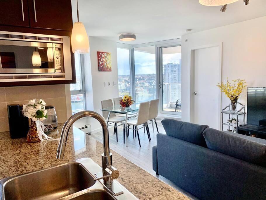 Downtown 3Br/2Ba+Views+Skytrain+Free Parking Daire Vancouver Dış mekan fotoğraf