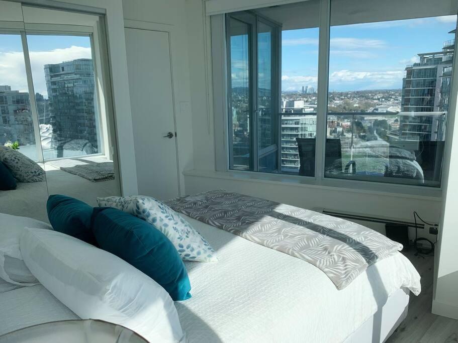 Downtown 3Br/2Ba+Views+Skytrain+Free Parking Daire Vancouver Dış mekan fotoğraf