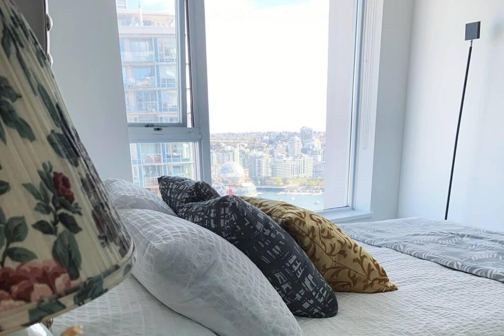 Downtown 3Br/2Ba+Views+Skytrain+Free Parking Daire Vancouver Dış mekan fotoğraf