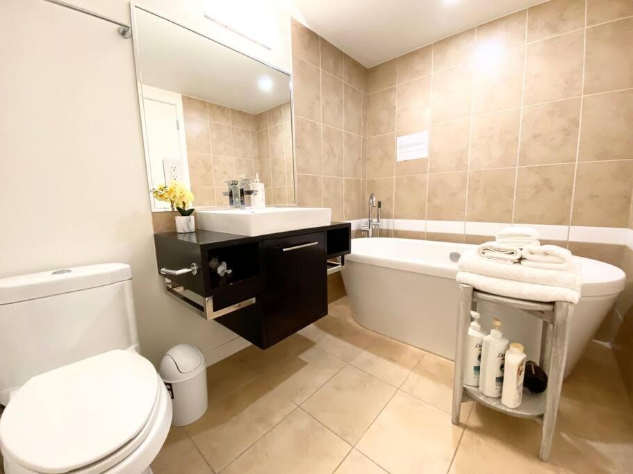 Downtown 3Br/2Ba+Views+Skytrain+Free Parking Daire Vancouver Dış mekan fotoğraf