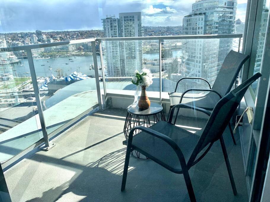 Downtown 3Br/2Ba+Views+Skytrain+Free Parking Daire Vancouver Dış mekan fotoğraf