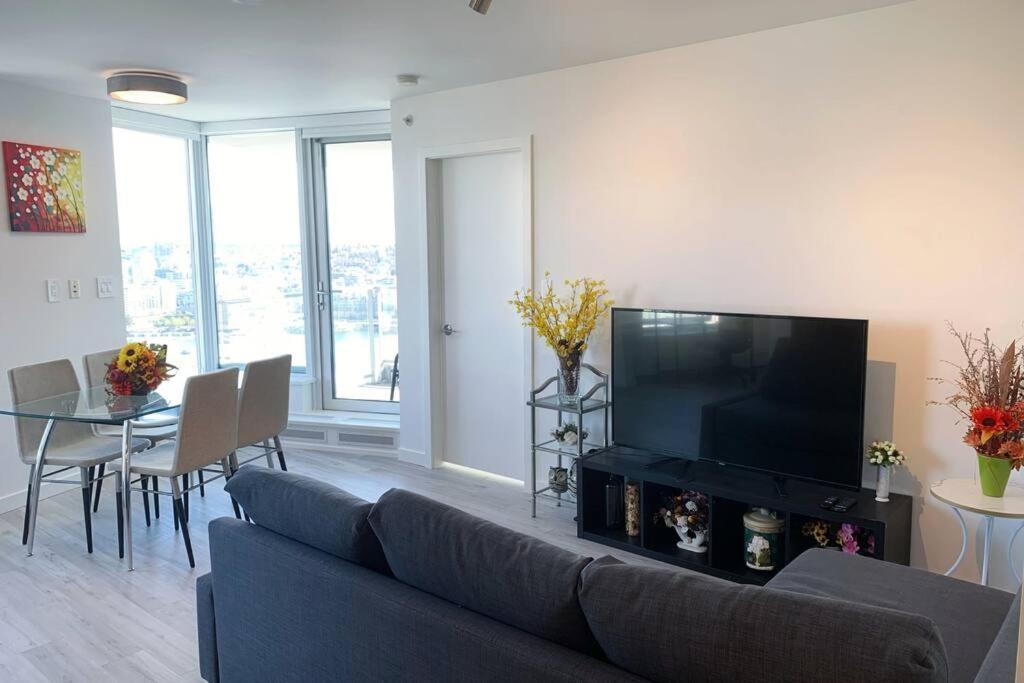 Downtown 3Br/2Ba+Views+Skytrain+Free Parking Daire Vancouver Dış mekan fotoğraf