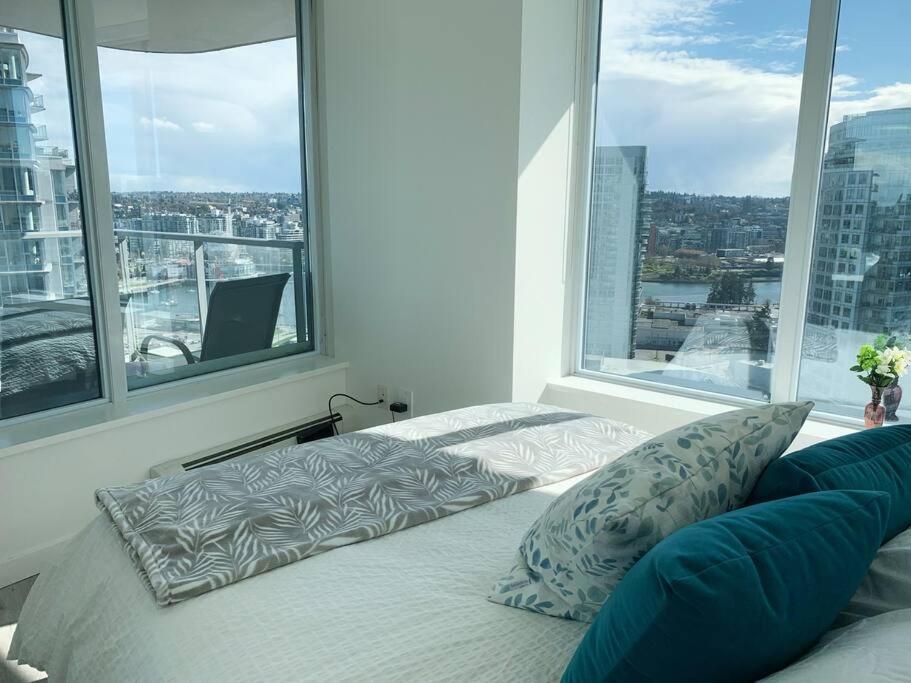 Downtown 3Br/2Ba+Views+Skytrain+Free Parking Daire Vancouver Dış mekan fotoğraf