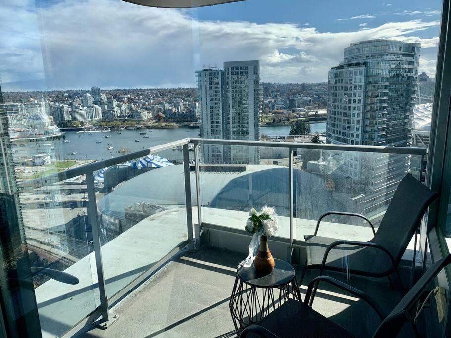 Downtown 3Br/2Ba+Views+Skytrain+Free Parking Daire Vancouver Dış mekan fotoğraf