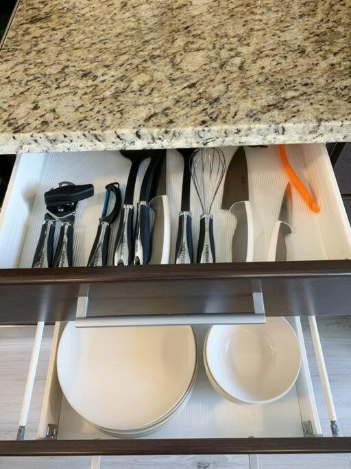Downtown 3Br/2Ba+Views+Skytrain+Free Parking Daire Vancouver Dış mekan fotoğraf