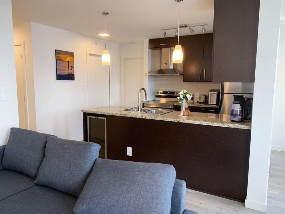 Downtown 3Br/2Ba+Views+Skytrain+Free Parking Daire Vancouver Dış mekan fotoğraf