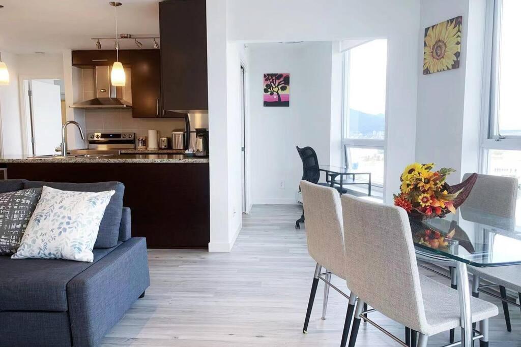 Downtown 3Br/2Ba+Views+Skytrain+Free Parking Daire Vancouver Dış mekan fotoğraf