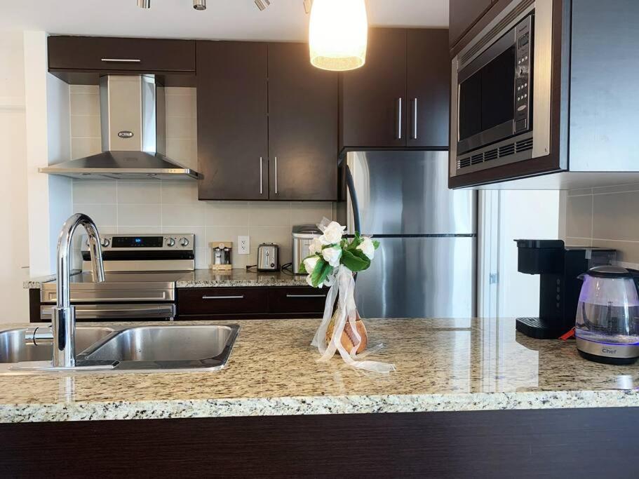 Downtown 3Br/2Ba+Views+Skytrain+Free Parking Daire Vancouver Dış mekan fotoğraf